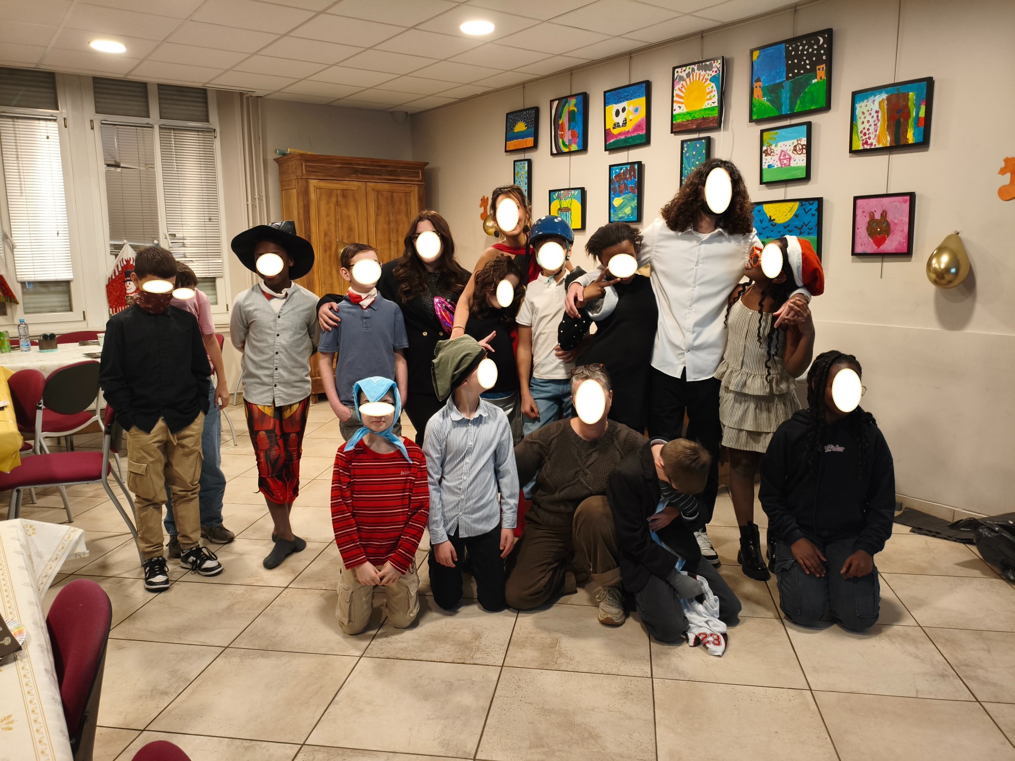 Un groupe d'enfants et d'éducateurs
